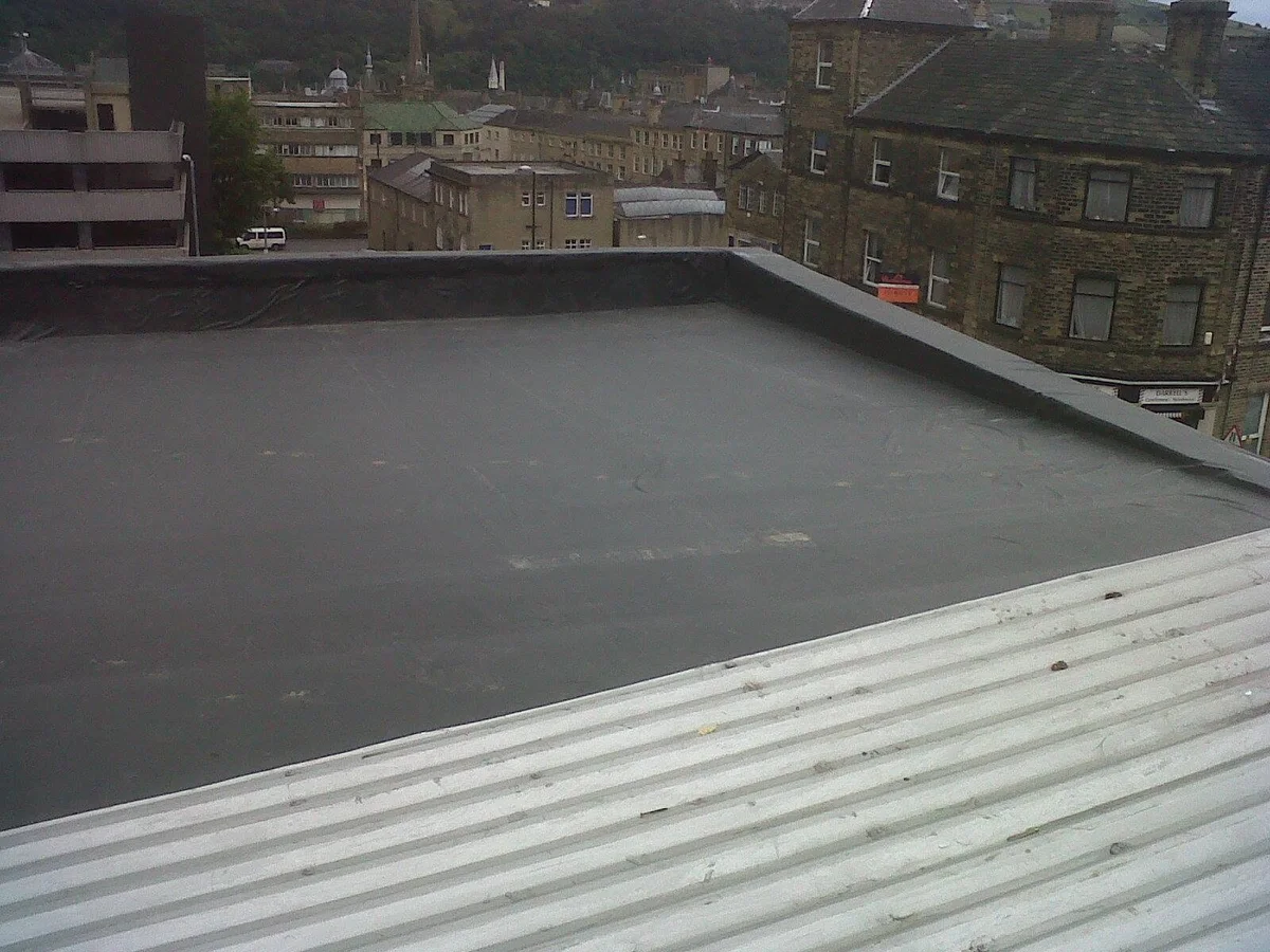 Commercial flat roof membrane installation with parapet in Pasadena
